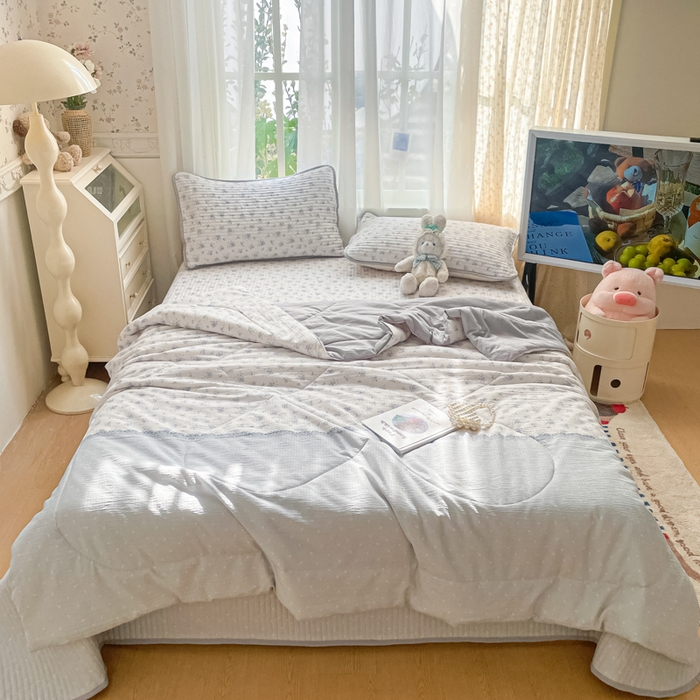 91家纺网 家纺一手货源 找家纺 云玲时尚 2026新款A类云感双层纱7A抗菌床盖夏被四件套系列 海盐花田