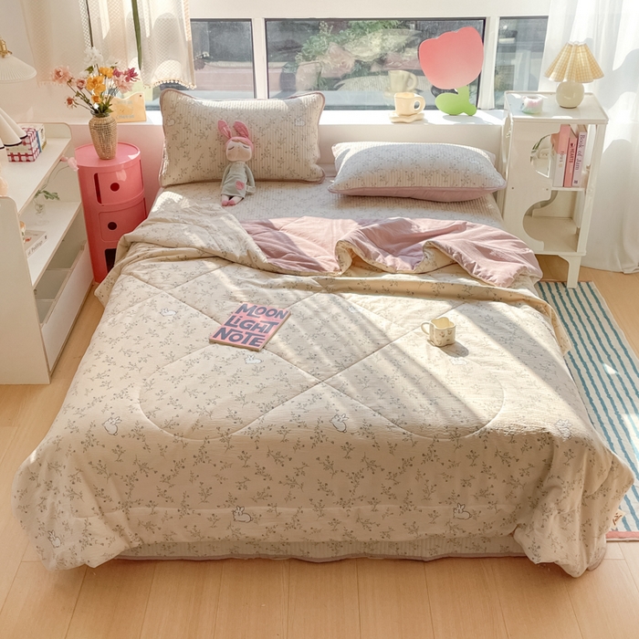 91家纺网 家纺一手货源 找家纺 云玲时尚 2026新款A类云感双层纱7A抗菌床盖夏被四件套系列 兔兔密语