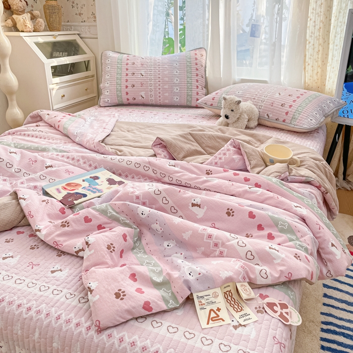 91家纺网 家纺一手货源 找家纺 云玲时尚 2026新款A类云感双层纱7A抗菌床盖夏被四件套系列 小狗笔记