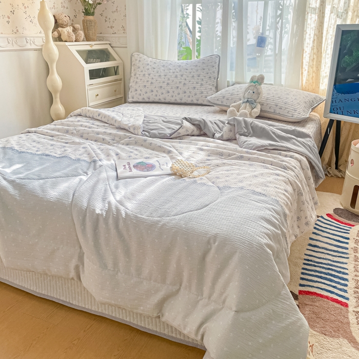 91家纺网 家纺一手货源 找家纺 云玲时尚 2026新款A类云感双层纱7A抗菌床盖夏被四件套系列 海盐花田