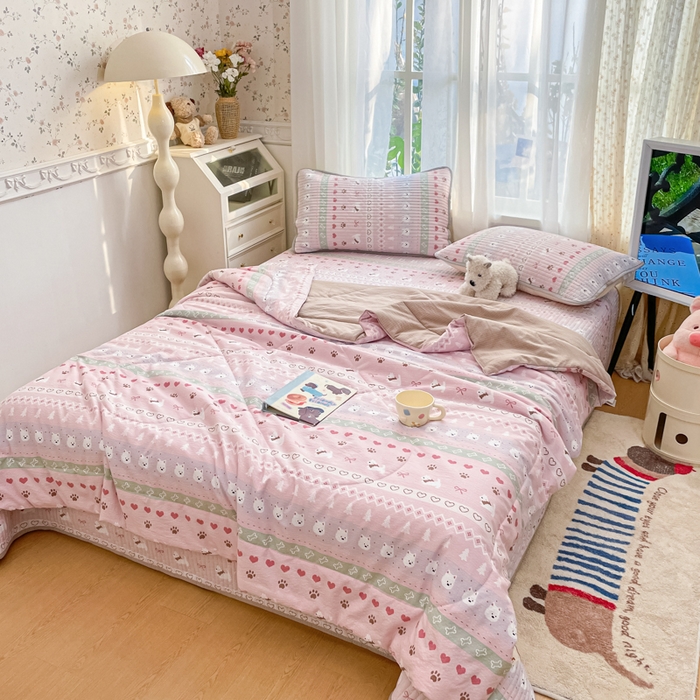 91家纺网 家纺一手货源 找家纺 云玲时尚 2026新款A类云感双层纱7A抗菌床盖夏被四件套系列 小狗笔记