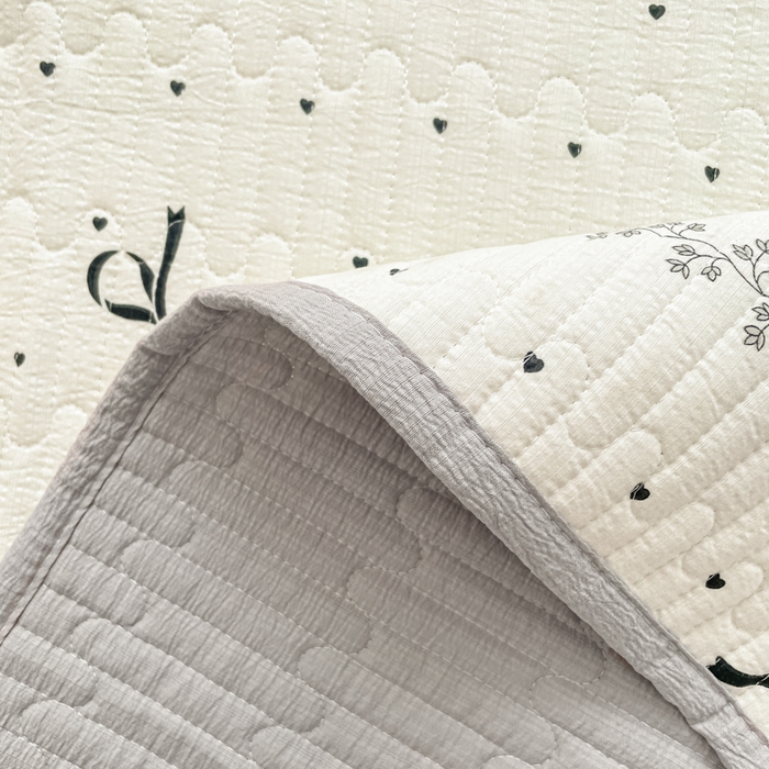 91家纺网 家纺一手货源 找家纺 云玲时尚 2026新款A类云感双层纱7A抗菌床盖夏被四件套系列 点点碟序