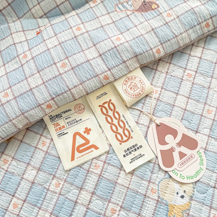 91家纺网 家纺一手货源 找家纺 云玲时尚 2026新款A类云感双层纱7A抗菌床盖夏被四件套系列 蓝格萌狗