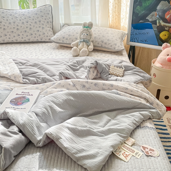 91家纺网 家纺一手货源 找家纺 云玲时尚 2026新款A类云感双层纱7A抗菌床盖夏被四件套系列 海盐花田