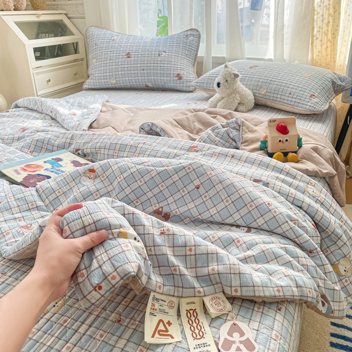 91家纺网 家纺一手货源 找家纺 云玲时尚 2026新款A类云感双层纱7A抗菌床盖夏被四件套系列 蓝格萌狗