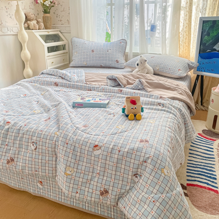 91家纺网 家纺一手货源 找家纺 云玲时尚 2026新款A类云感双层纱7A抗菌床盖夏被四件套系列 蓝格萌狗