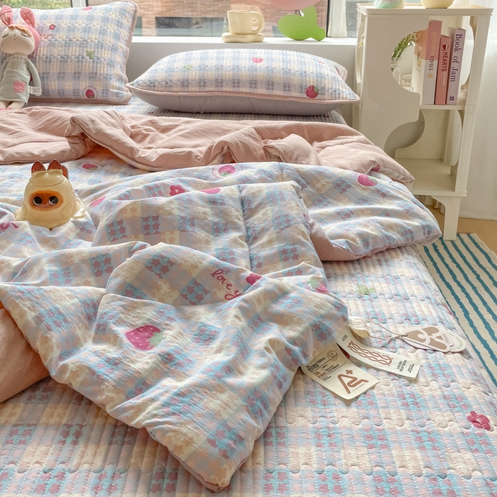 91家纺网 家纺一手货源 找家纺 云玲时尚 2026新款A类云感双层纱7A抗菌床盖夏被四件套系列 草莓格