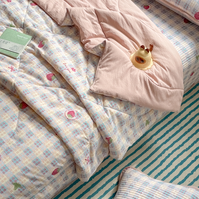 91家纺网 家纺一手货源 找家纺 云玲时尚 2026新款A类云感双层纱7A抗菌床盖夏被四件套系列 草莓格