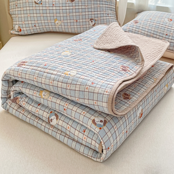 91家纺网 家纺一手货源 找家纺 云玲时尚 2026新款A类云感双层纱7A抗菌床盖夏被四件套系列 蓝格萌狗