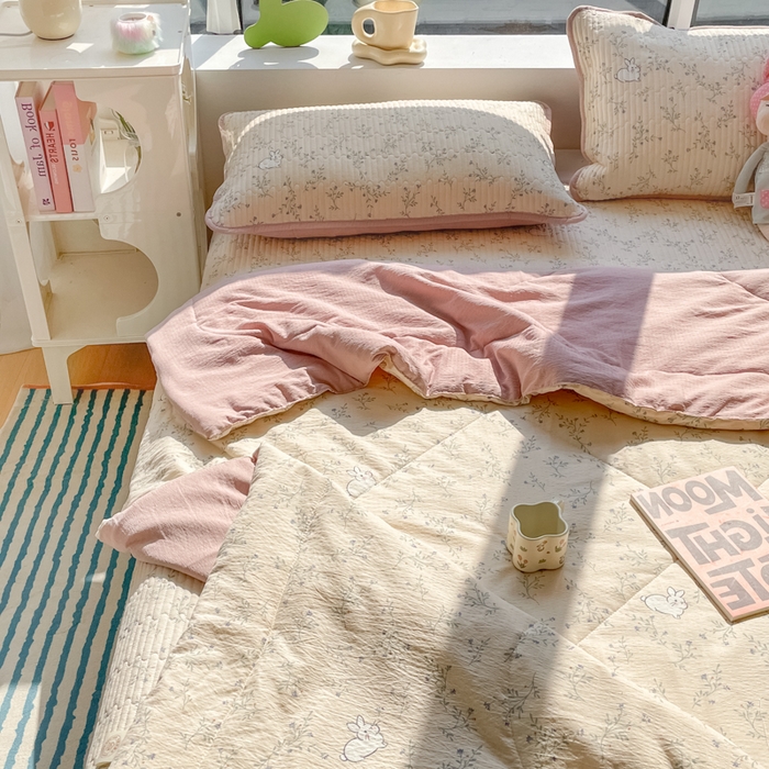 91家纺网 家纺一手货源 找家纺 云玲时尚 2026新款A类云感双层纱7A抗菌床盖夏被四件套系列 兔兔密语