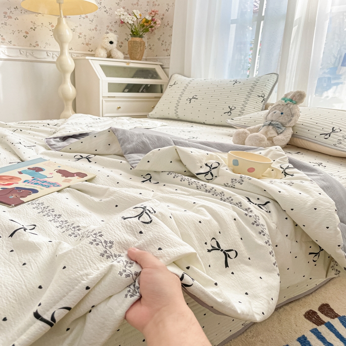 91家纺网 家纺一手货源 找家纺 云玲时尚 2026新款A类云感双层纱7A抗菌床盖夏被四件套系列 点点碟序