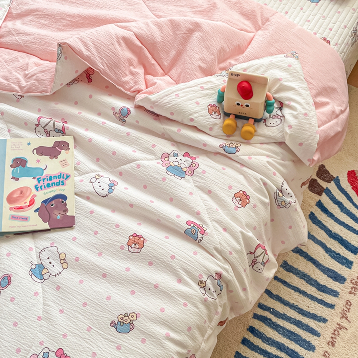 91家纺网 家纺一手货源 找家纺 云玲时尚 2026新款A类云感双层纱7A抗菌床盖夏被四件套系列 粉波Kitty梦