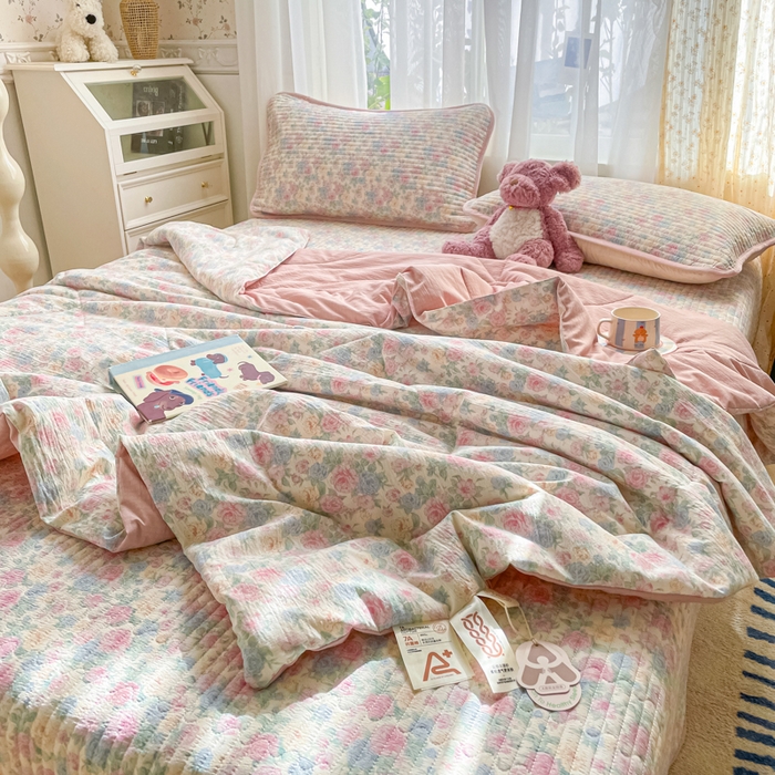 91家纺网 家纺一手货源 找家纺 云玲时尚 2026新款A类云感双层纱7A抗菌床盖夏被四件套系列 花蔓