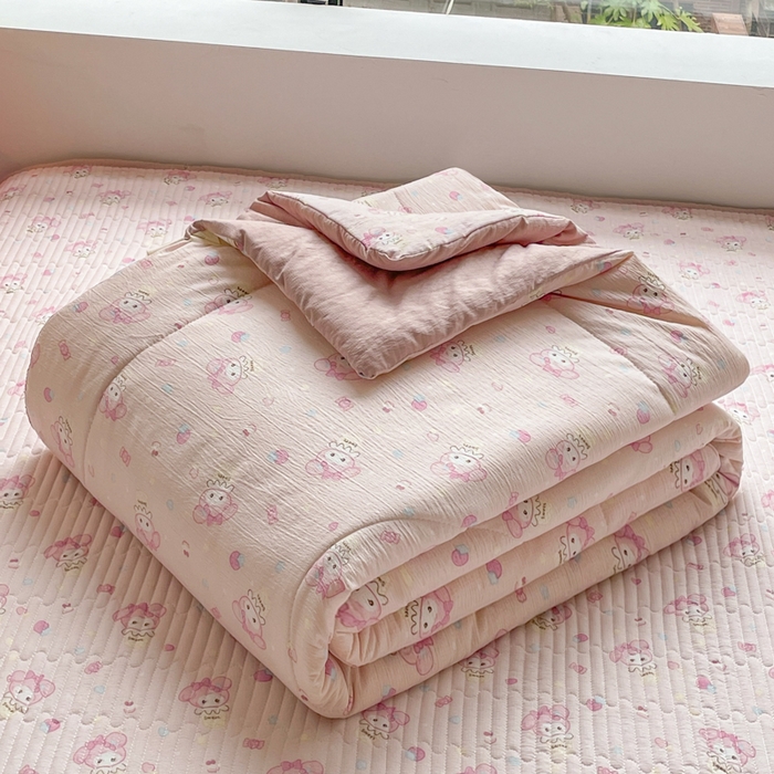 91家纺网 家纺一手货源 找家纺 云玲时尚 2026新款A类云感双层纱7A抗菌床盖夏被四件套系列 甜心兔