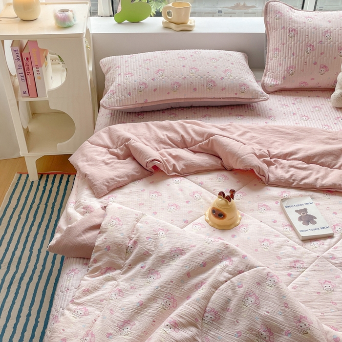 91家纺网 家纺一手货源 找家纺 云玲时尚 2026新款A类云感双层纱7A抗菌床盖夏被四件套系列 甜心兔