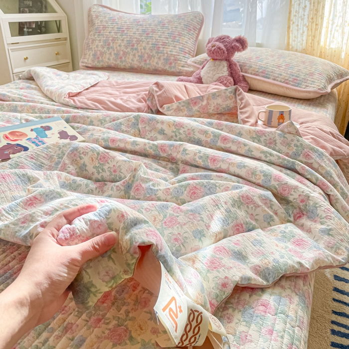 91家纺网 家纺一手货源 找家纺 云玲时尚 2026新款A类云感双层纱7A抗菌床盖夏被四件套系列 花蔓
