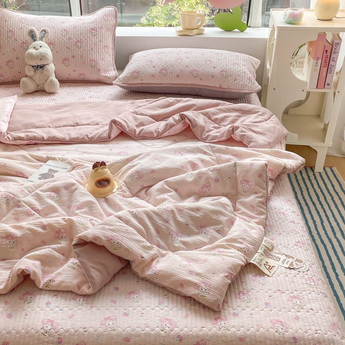 91家纺网 家纺一手货源 找家纺 云玲时尚 2026新款A类云感双层纱7A抗菌床盖夏被四件套系列 甜心兔