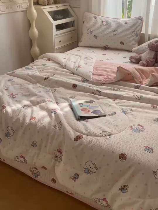 91家纺网 家纺一手货源 找家纺 云玲时尚 2026新款A类云感双层纱7A抗菌床盖夏被四件套系列 粉波Kitty梦