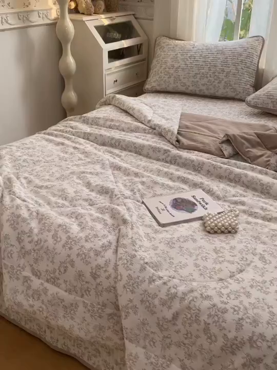 91家纺网 家纺一手货源 找家纺 云玲时尚 2026新款A类云感双层纱7A抗菌床盖夏被四件套系列 雾棕花影