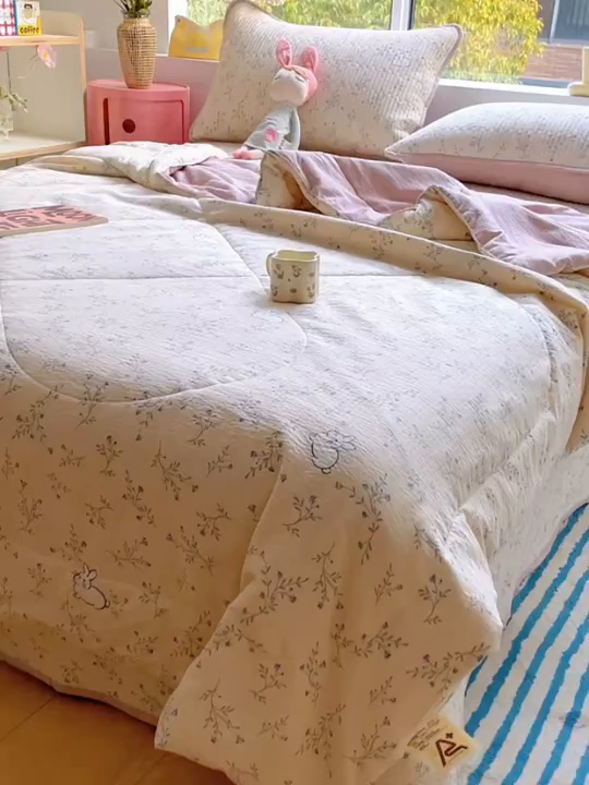 91家纺网 家纺一手货源 找家纺 云玲时尚 2026新款A类云感双层纱7A抗菌床盖夏被四件套系列 兔兔密语