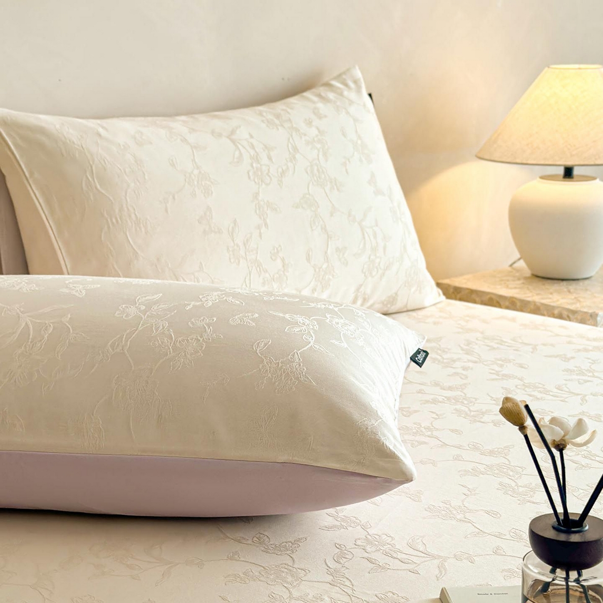 91家纺网 家纺一手货源 找家纺 涵宸家纺 2026新款全棉提花里拉系列单枕套 枕套-毓影-奶白