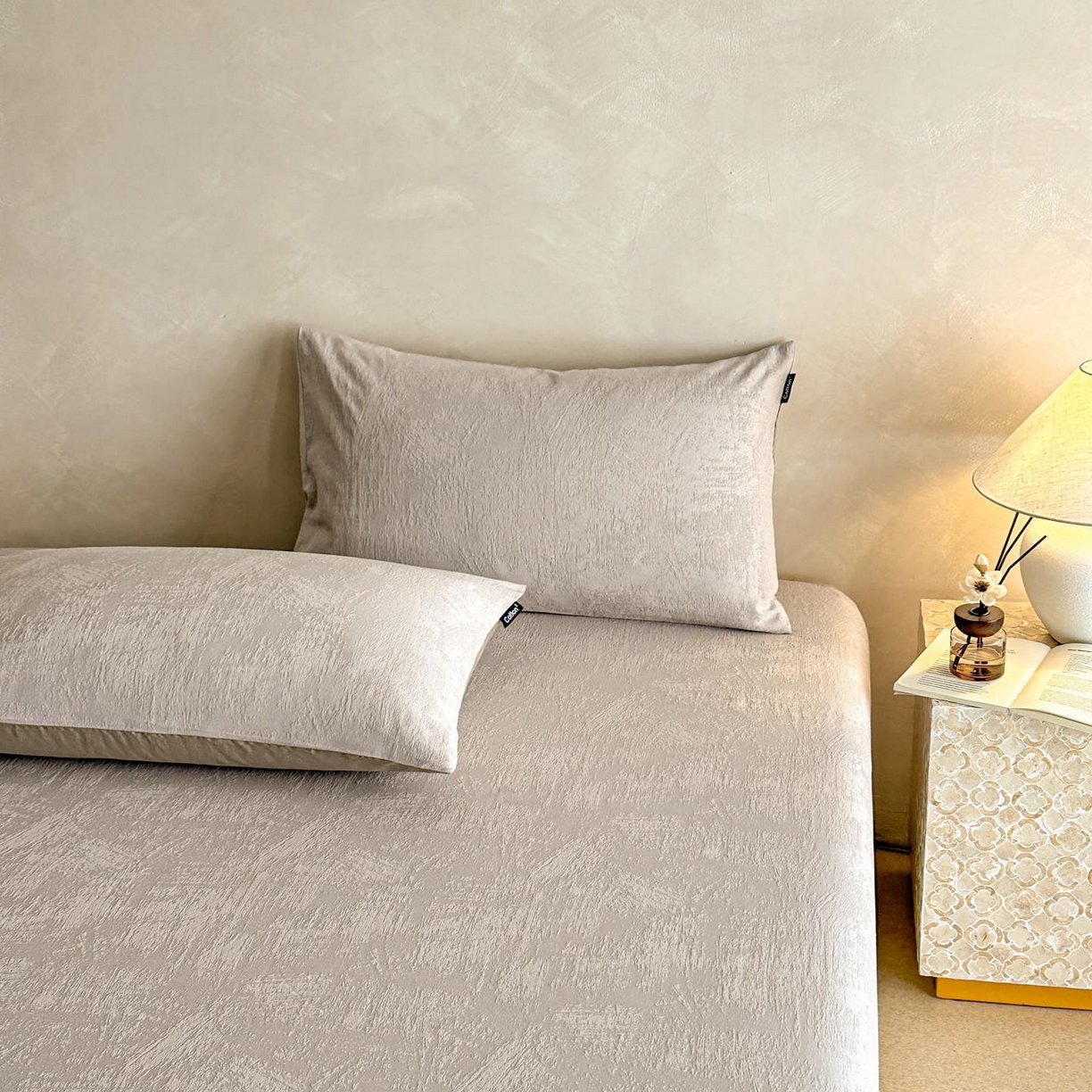 91家纺网 家纺一手货源 找家纺 涵宸家纺 2026新款全棉提花里拉系列单枕套 枕套-雾絮-灰