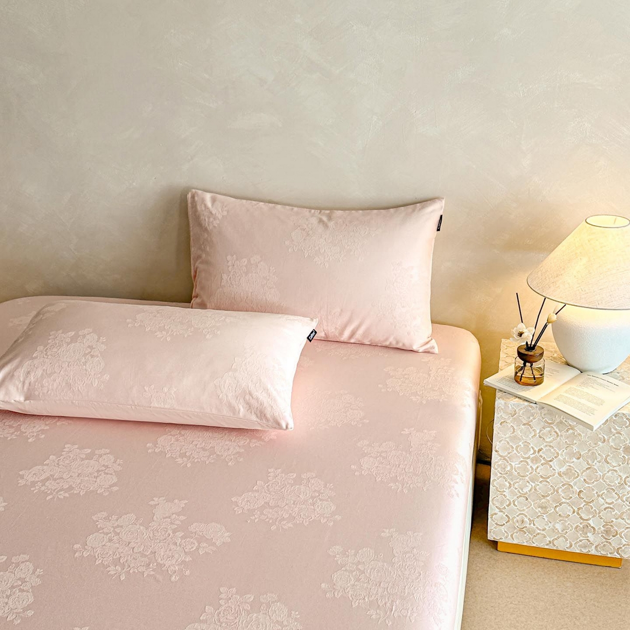 91家纺网 家纺一手货源 找家纺 涵宸家纺 2026新款全棉提花里拉系列单枕套 枕套-花夕-粉