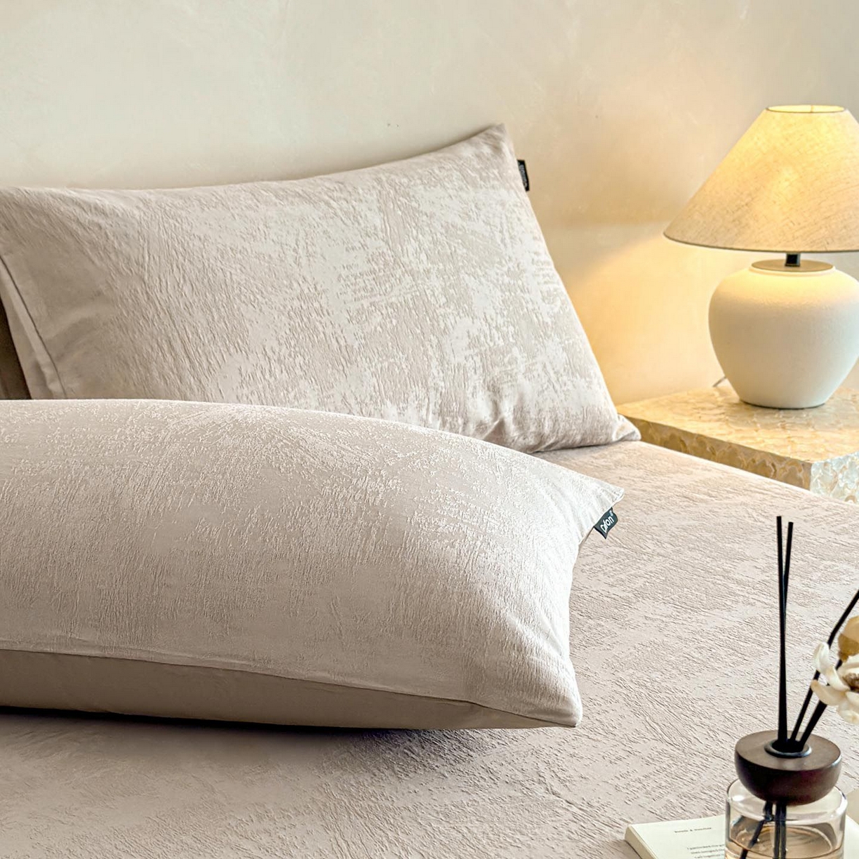 91家纺网 家纺一手货源 找家纺 涵宸家纺 2026新款全棉提花里拉系列单枕套 枕套-雾絮-灰