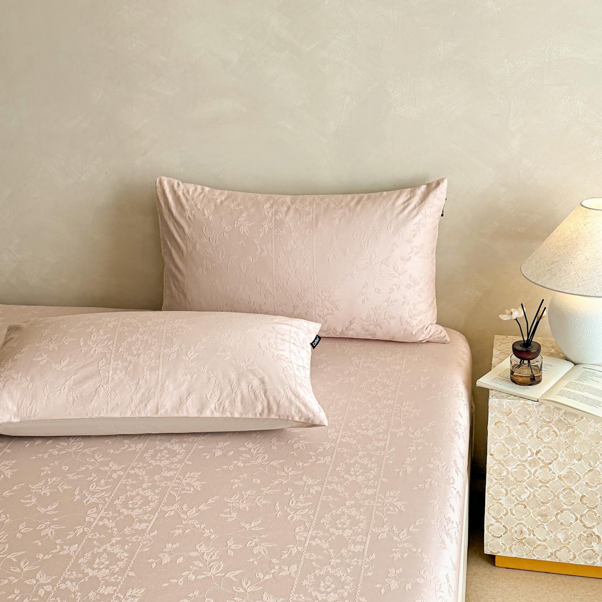 91家纺网 家纺一手货源 找家纺 涵宸家纺 2026新款全棉提花里拉系列单枕套 枕套-沁语-粉金