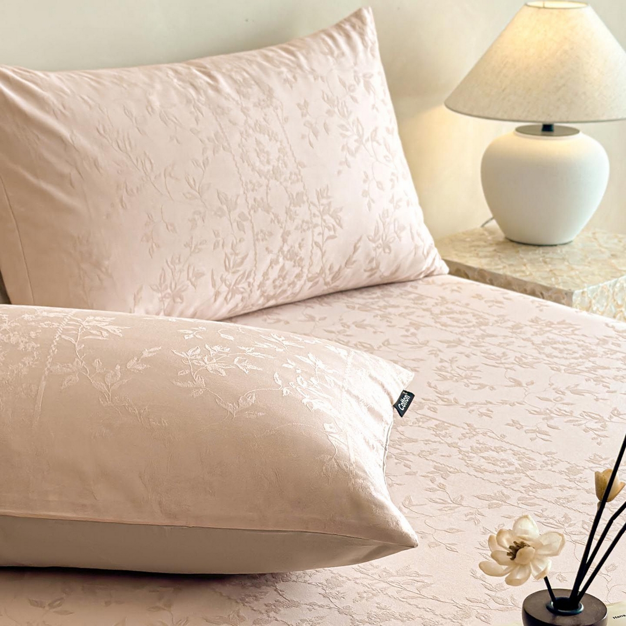 91家纺网 家纺一手货源 找家纺 涵宸家纺 2026新款全棉提花里拉系列单枕套 枕套-沁语-粉金