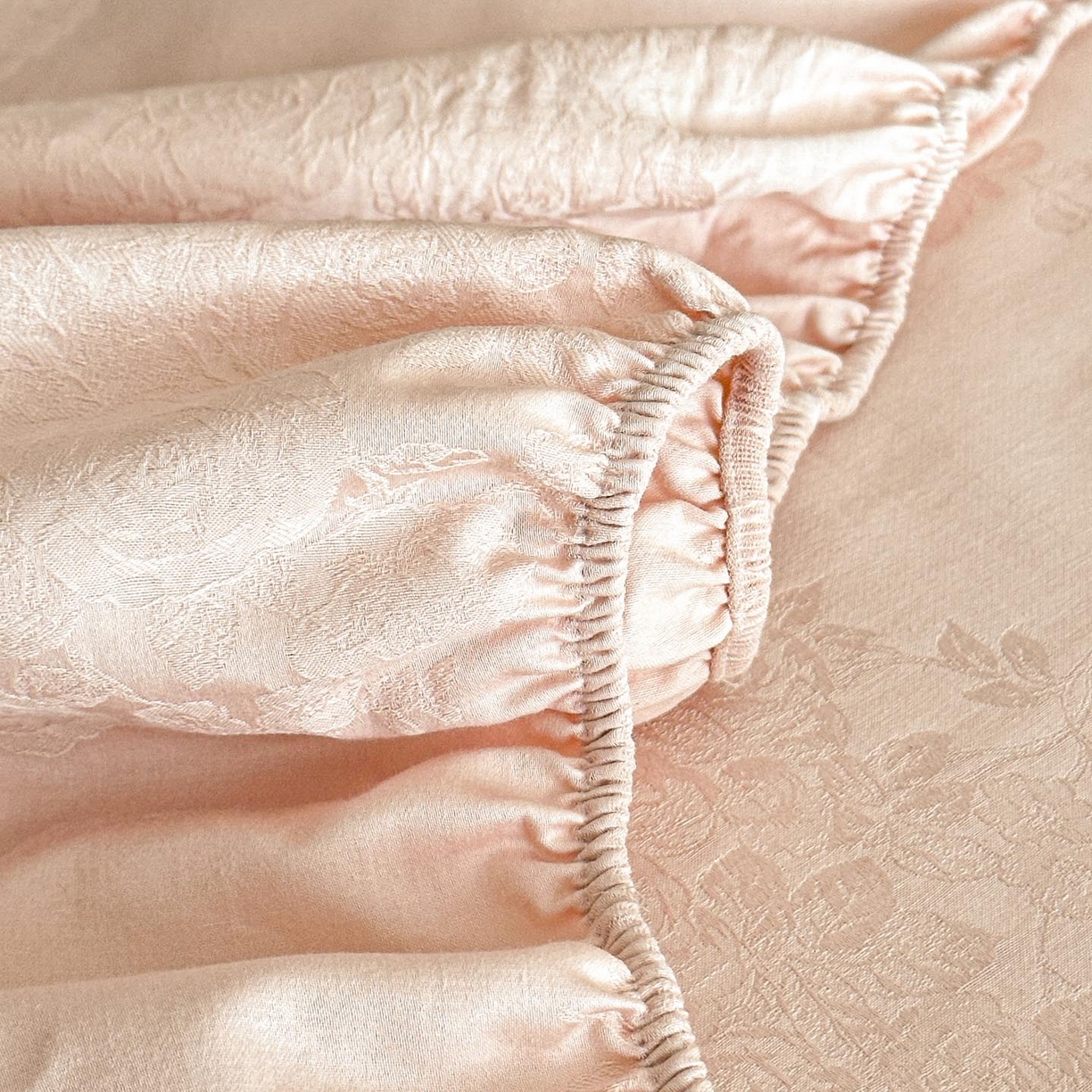 91家纺网 家纺一手货源 找家纺 涵宸家纺 2026新款全棉提花里拉系列单床笠 床笠-花夕-粉