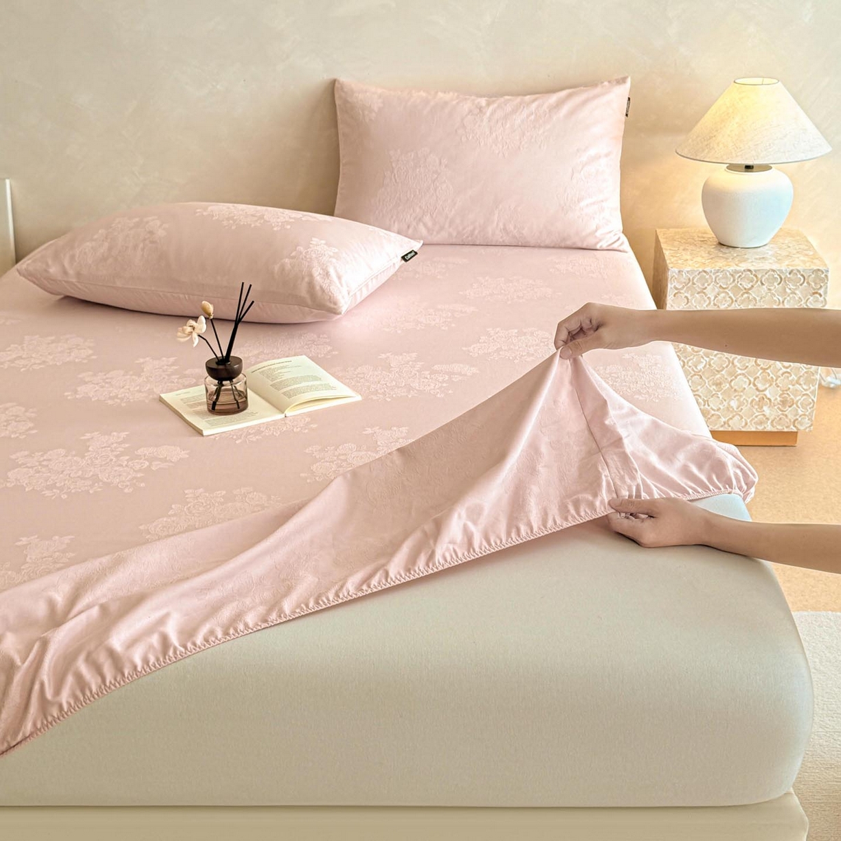 91家纺网 家纺一手货源 找家纺 涵宸家纺 2026新款全棉提花里拉系列单床笠 床笠-花夕-粉