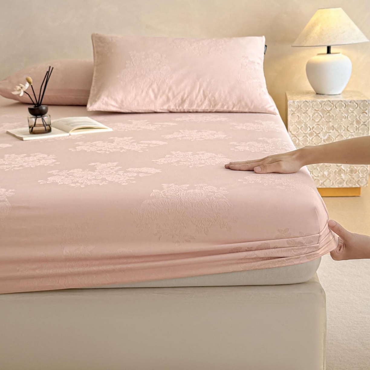 91家纺网 家纺一手货源 找家纺 涵宸家纺 2026新款全棉提花里拉系列单床笠 床笠-花夕-粉