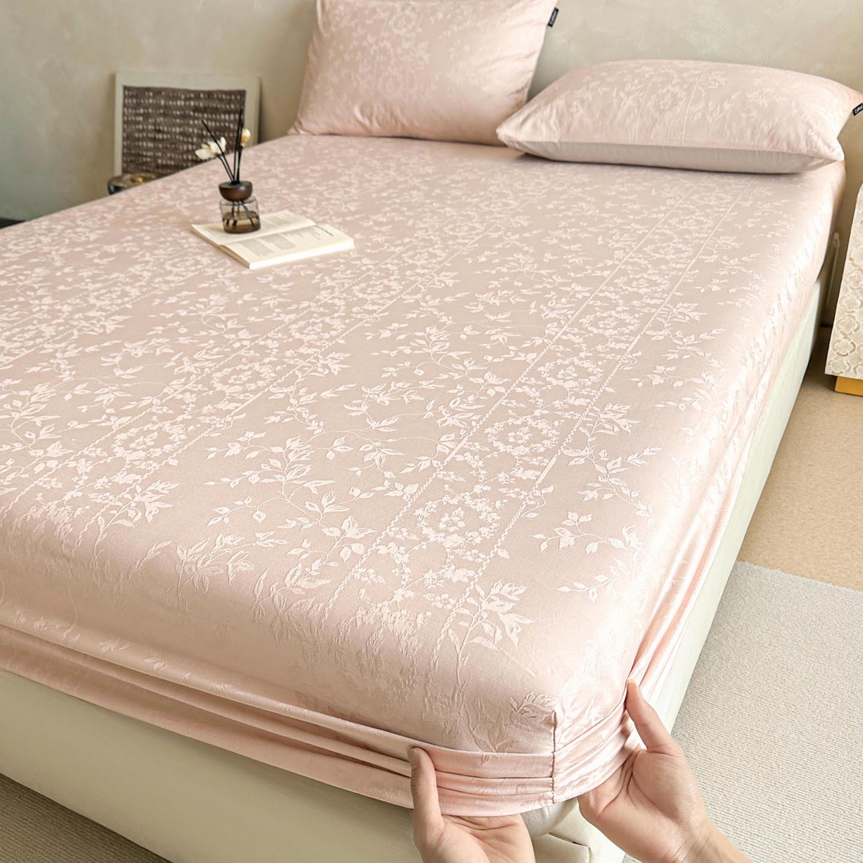 91家纺网 家纺一手货源 找家纺 涵宸家纺 2026新款全棉提花里拉系列单床笠 床笠-沁语-粉金