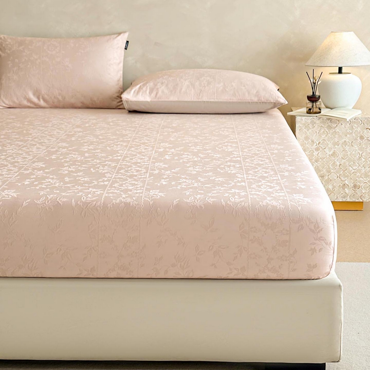 91家纺网 家纺一手货源 找家纺 涵宸家纺 2026新款全棉提花里拉系列单床笠 床笠-沁语-粉金