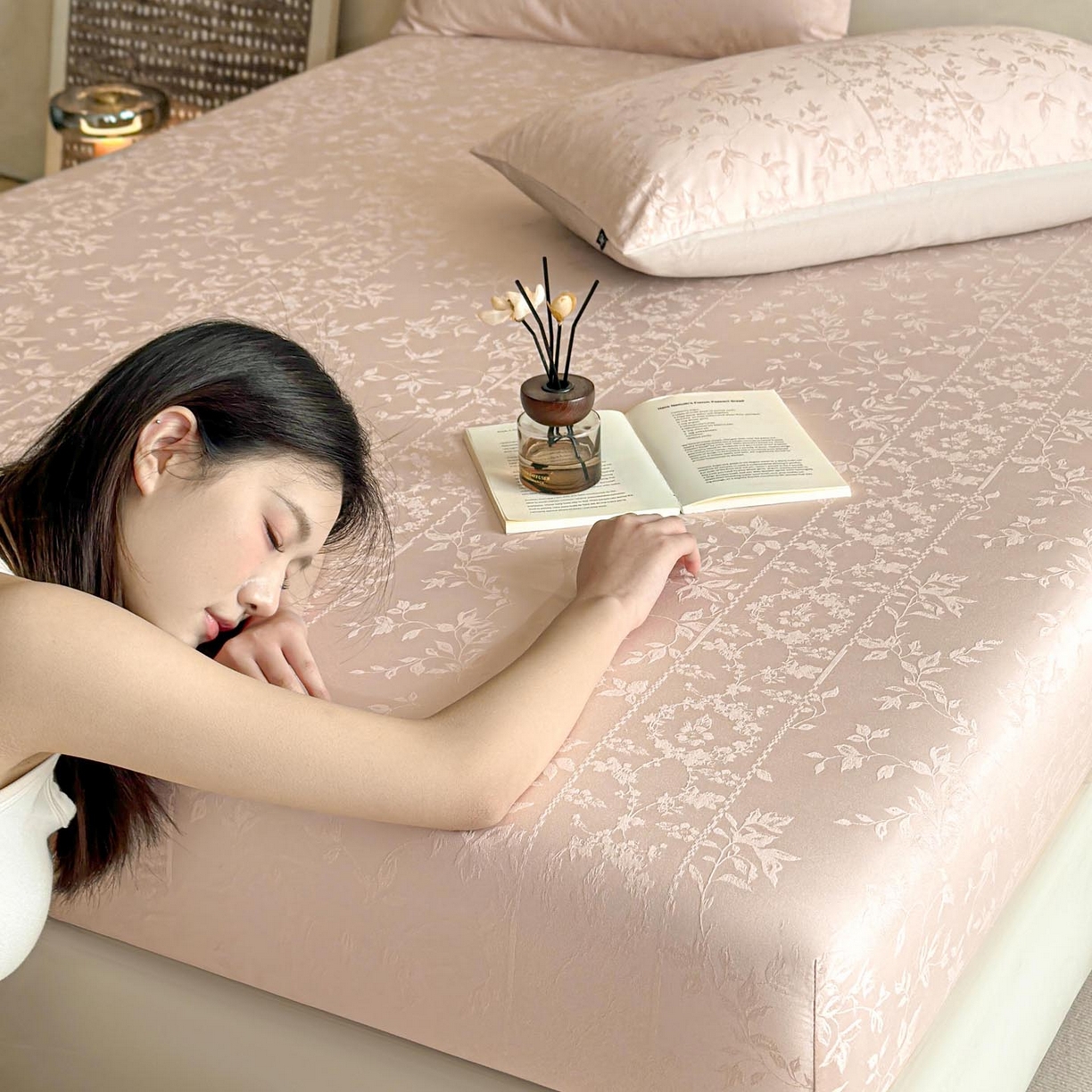 91家纺网 家纺一手货源 找家纺 涵宸家纺 2026新款全棉提花里拉系列单床笠 床笠-沁语-粉金