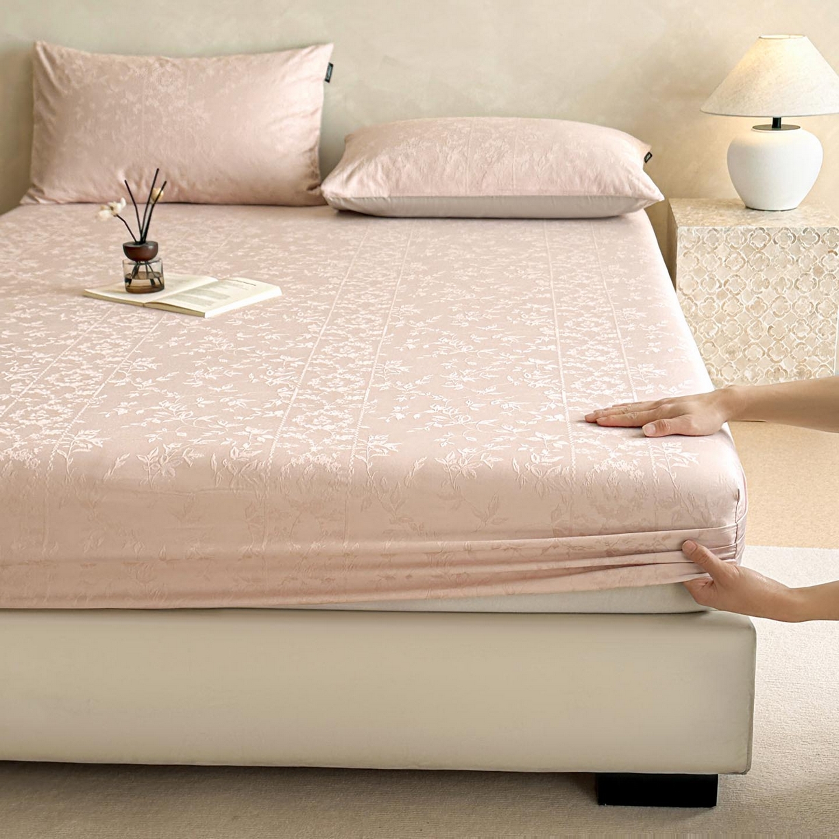 91家纺网 家纺一手货源 找家纺 涵宸家纺 2026新款全棉提花里拉系列单床笠 床笠-沁语-粉金