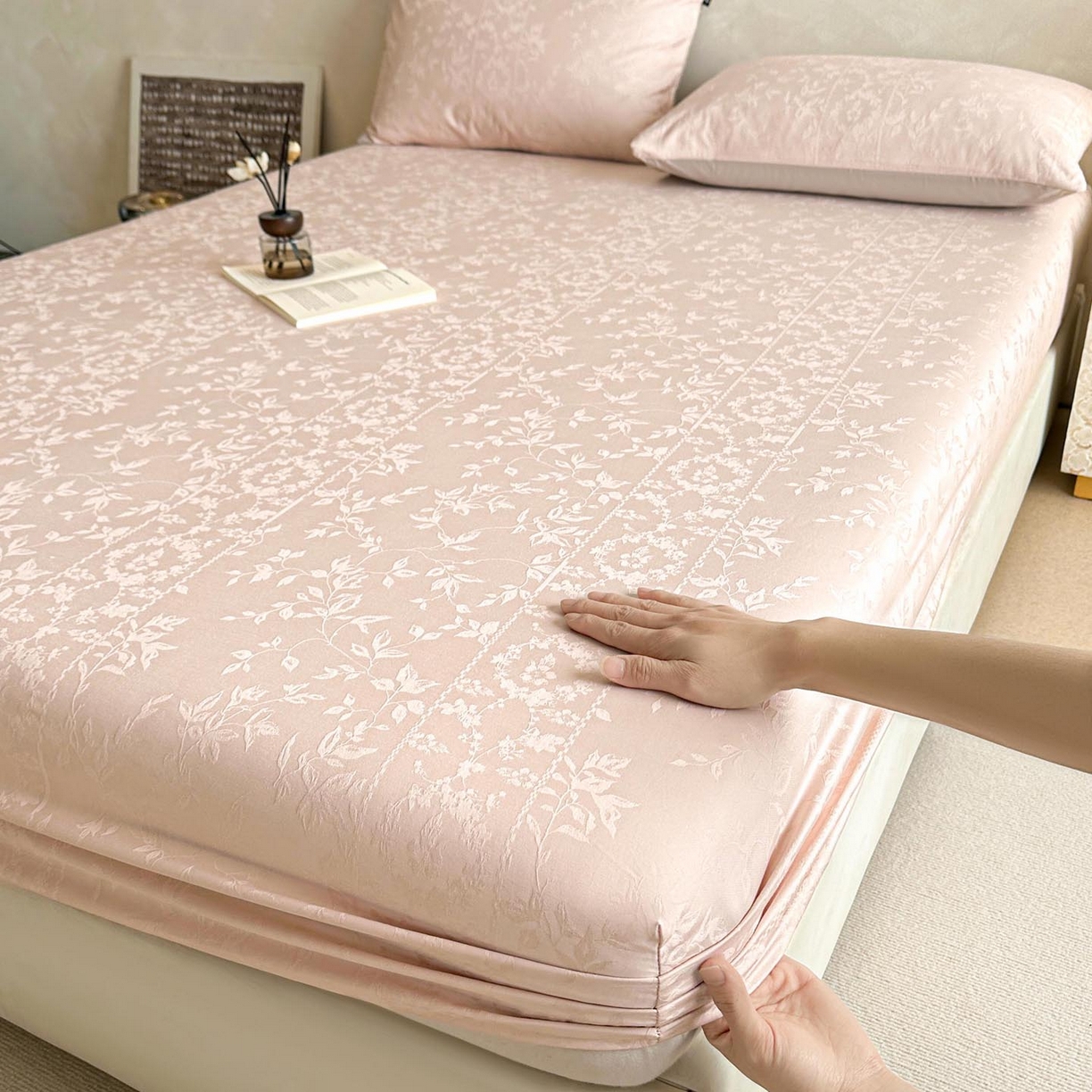 91家纺网 家纺一手货源 找家纺 涵宸家纺 2026新款全棉提花里拉系列单床笠 床笠-沁语-粉金