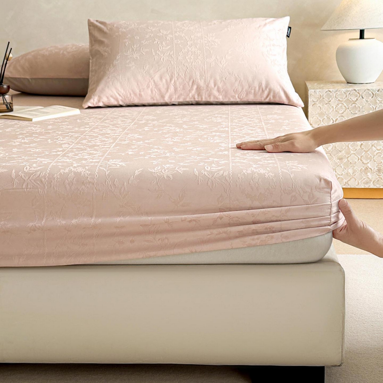 91家纺网 家纺一手货源 找家纺 涵宸家纺 2026新款全棉提花里拉系列单床笠 床笠-沁语-粉金