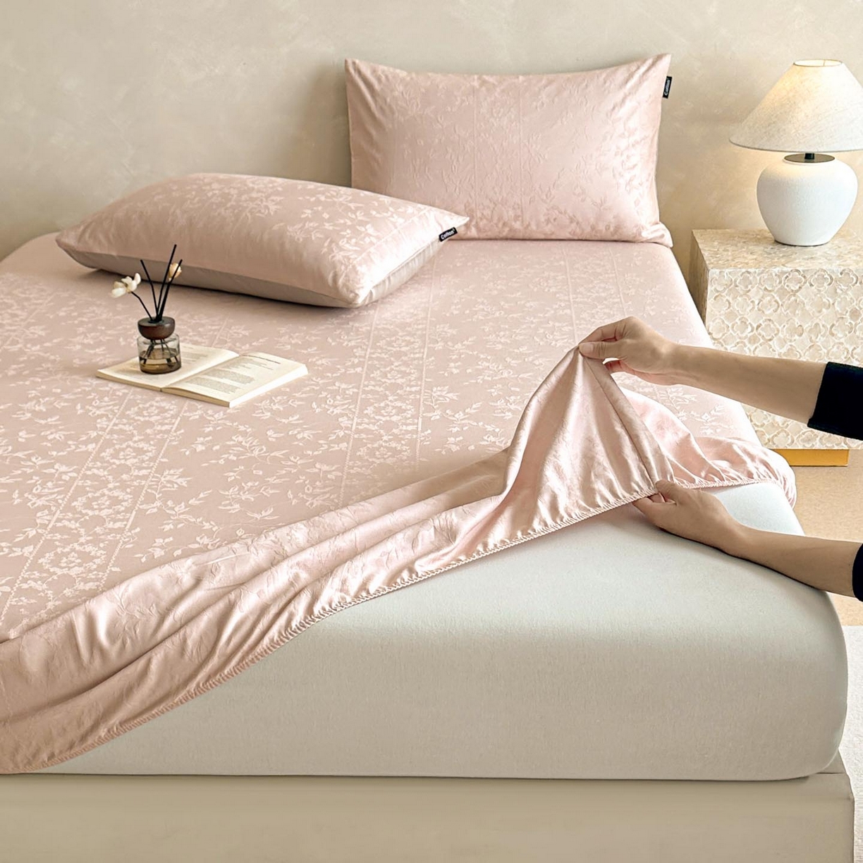 91家纺网 家纺一手货源 找家纺 涵宸家纺 2026新款全棉提花里拉系列单床笠 床笠-沁语-粉金