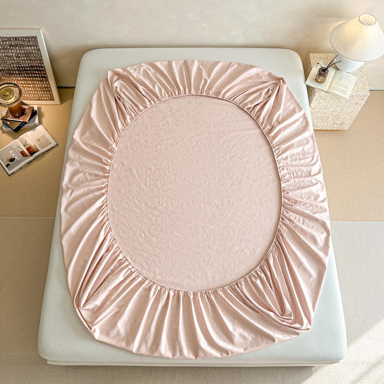 91家纺网 家纺一手货源 找家纺 涵宸家纺 2026新款全棉提花里拉系列单床笠 床笠-沁语-粉金