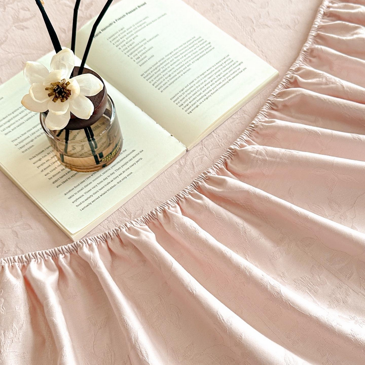 91家纺网 家纺一手货源 找家纺 涵宸家纺 2026新款全棉提花里拉系列单床笠 床笠-沁语-粉金