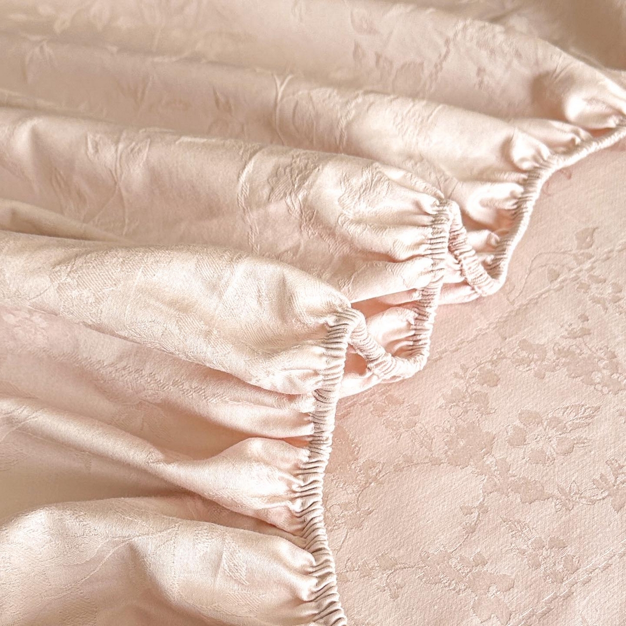 91家纺网 家纺一手货源 找家纺 涵宸家纺 2026新款全棉提花里拉系列单床笠 床笠-沁语-粉金