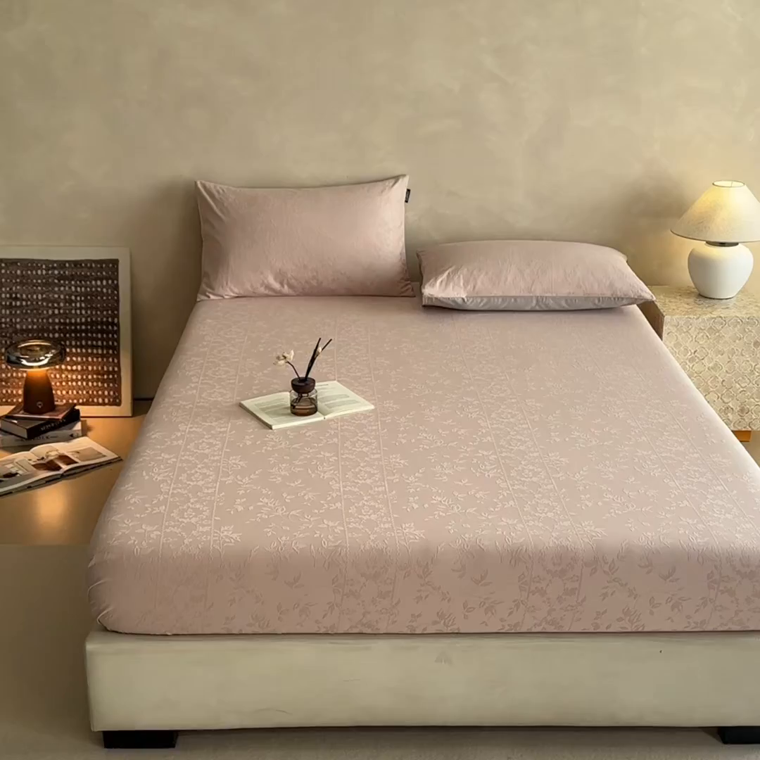 91家纺网 家纺一手货源 找家纺 涵宸家纺 2026新款全棉提花里拉系列单床笠 床笠-沁语-粉金