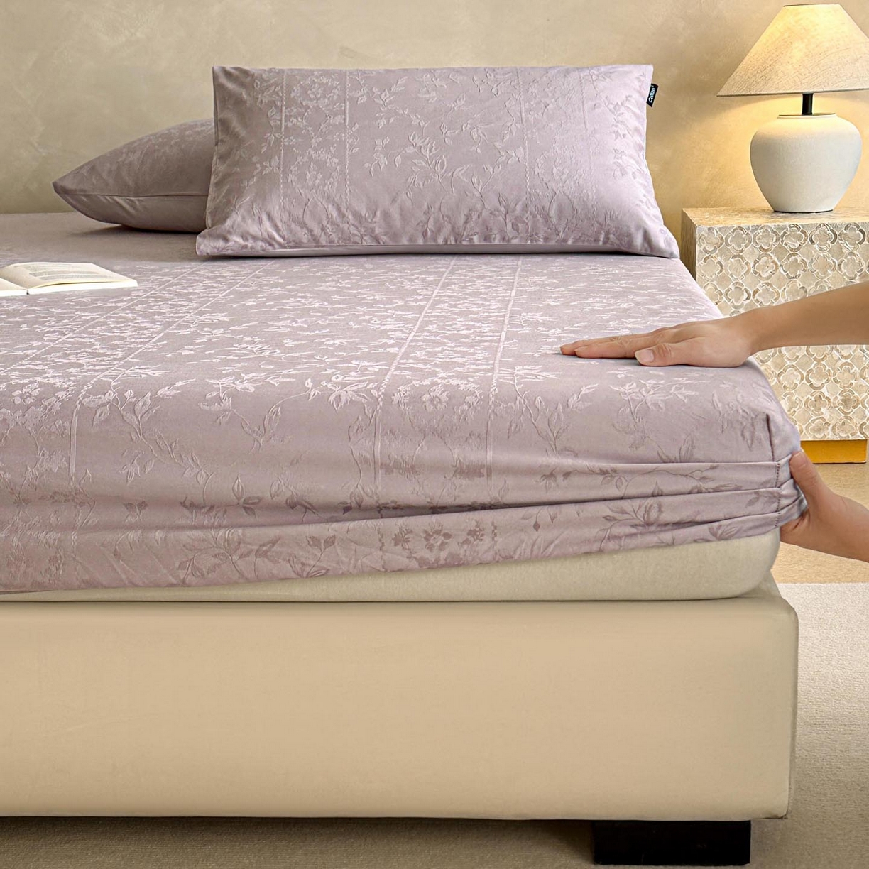 91家纺网 家纺一手货源 找家纺 涵宸家纺 2026新款全棉提花里拉系列单床笠 床笠-沁语-紫