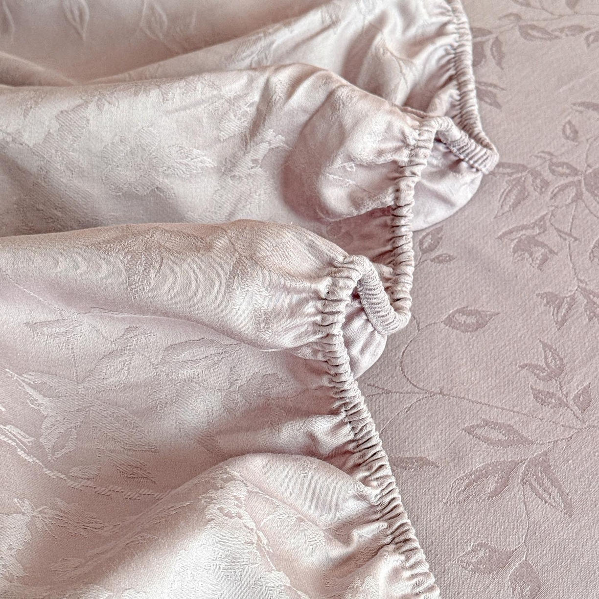 91家纺网 家纺一手货源 找家纺 涵宸家纺 2026新款全棉提花里拉系列单床笠 床笠-沁语-紫