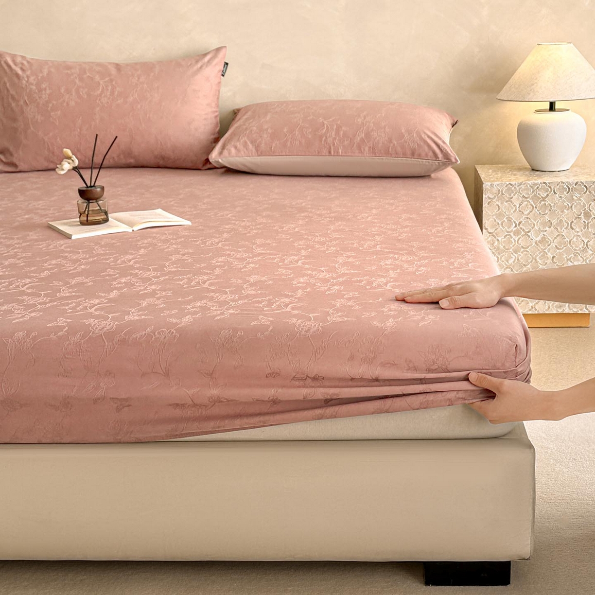 91家纺网 家纺一手货源 找家纺 涵宸家纺 2026新款全棉提花里拉系列单床笠 床笠-毓影-豆沙