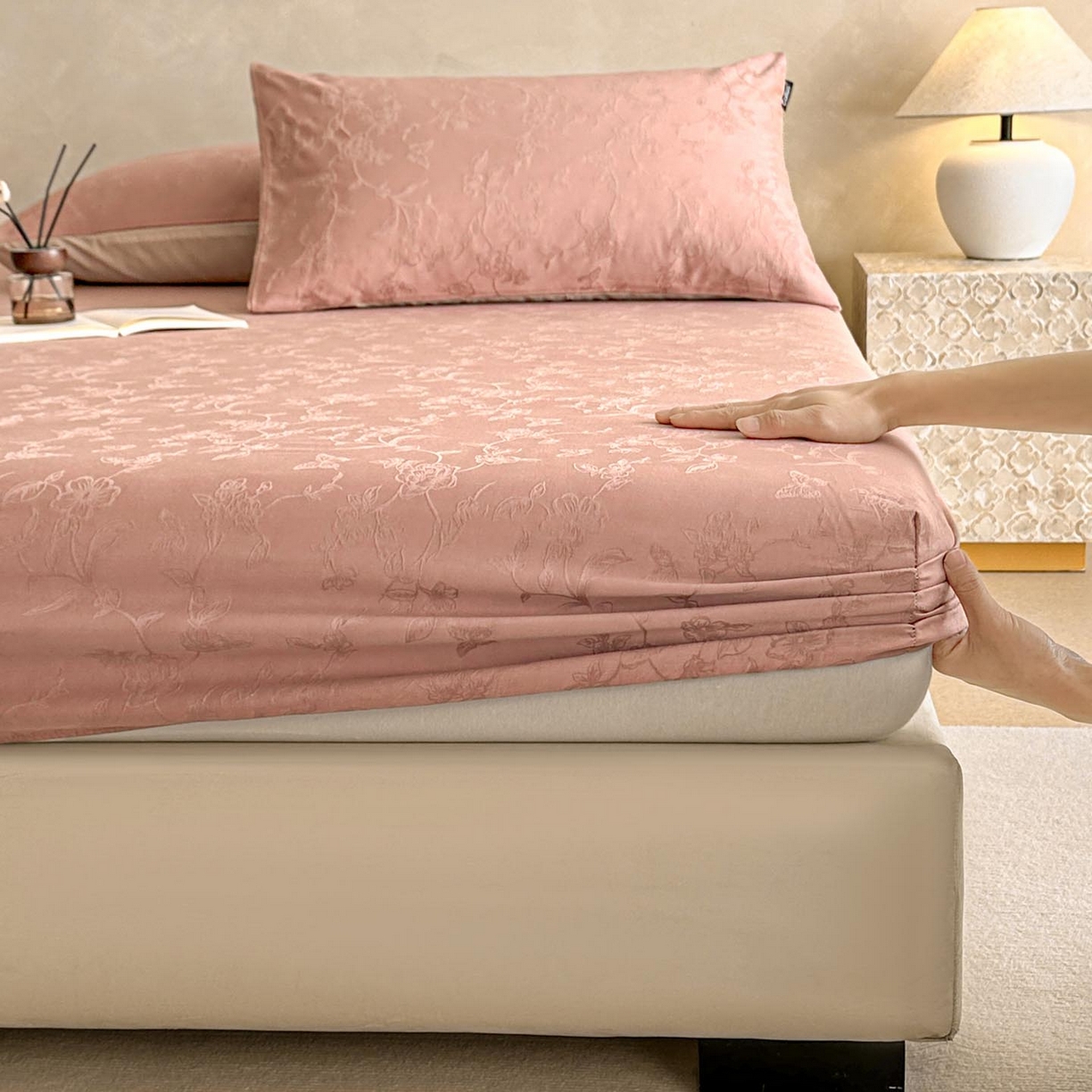 91家纺网 家纺一手货源 找家纺 涵宸家纺 2026新款全棉提花里拉系列单床笠 床笠-毓影-豆沙