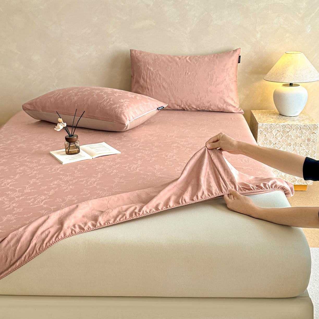 91家纺网 家纺一手货源 找家纺 涵宸家纺 2026新款全棉提花里拉系列单床笠 床笠-毓影-豆沙