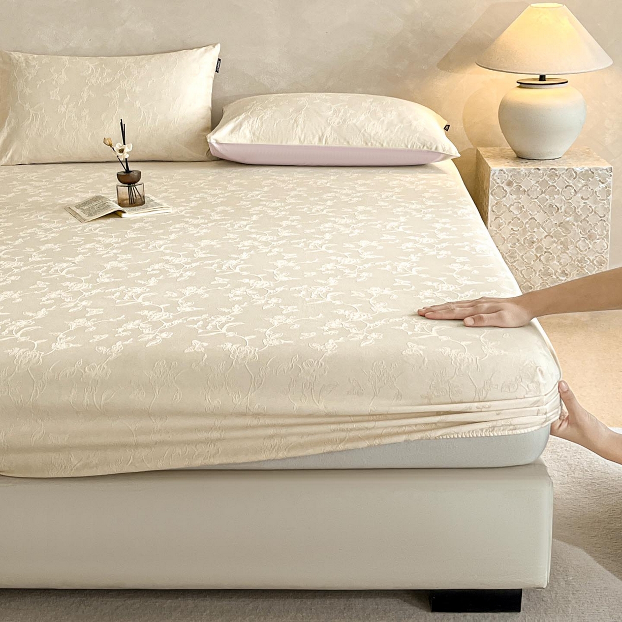 91家纺网 家纺一手货源 找家纺 涵宸家纺 2026新款全棉提花里拉系列单床笠 床笠-毓影-奶白